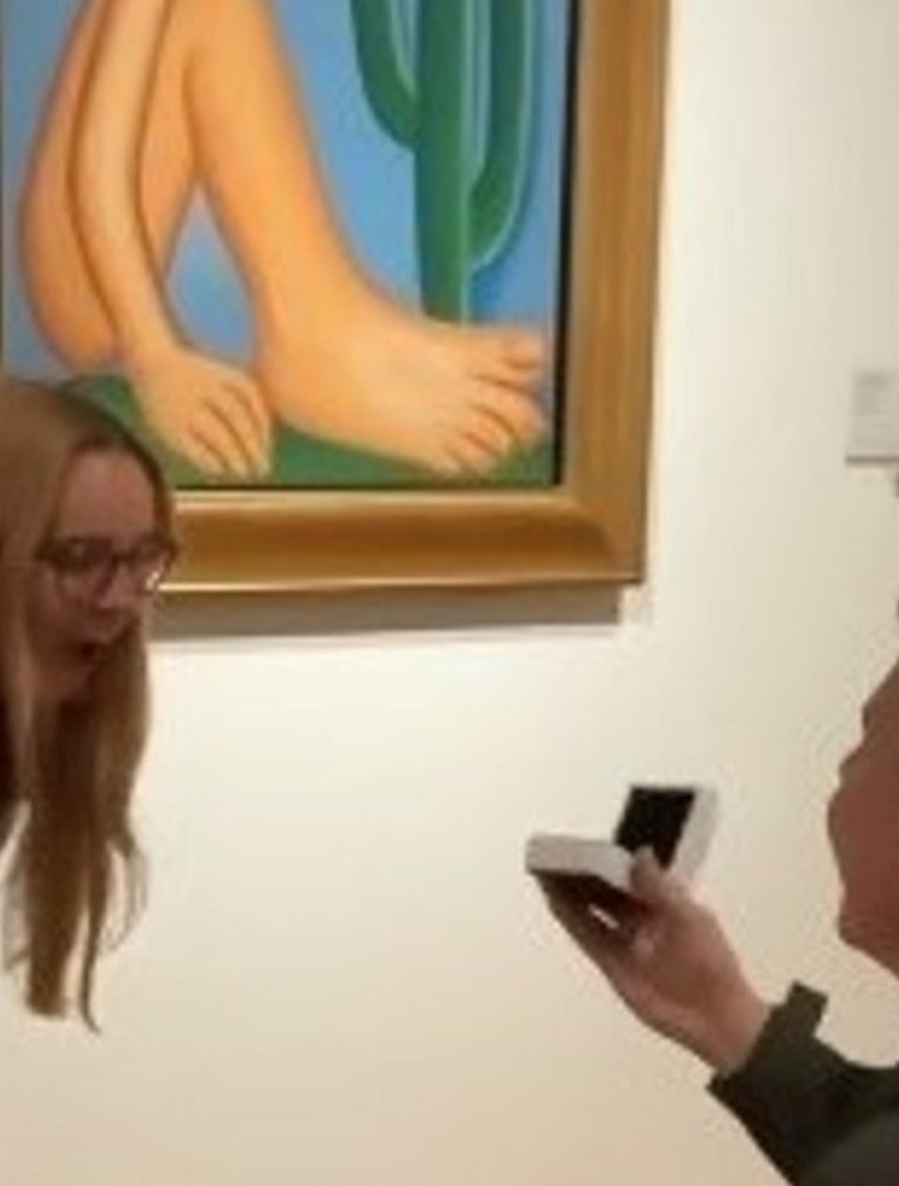 Douglas proposed in front of the painting "Abaporu" at Malba