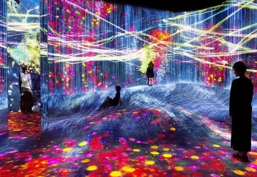 Smart Museums: Artistic Experiences with AI