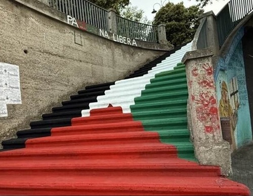 Em Orgosolo, uma escadaria por Gaza