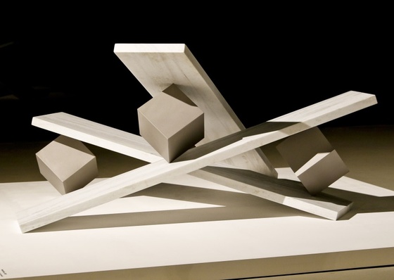 Exposición del artista Túlio Pinto que explora el mundo tridimensional