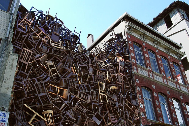 Doris Salcedo: El Silencio como Grito de Resistencia