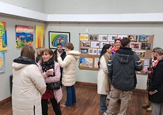 Nova exposição de arte adorna o Centro Cultural Cañase