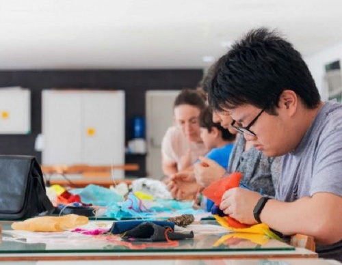 MON promotes painting workshop with artist Ronald Simon