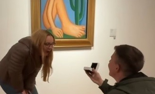Douglas a pediu em casamento em frente à pintura "Abaporu" no Malba