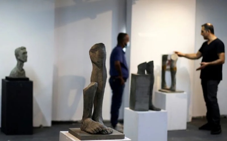 Artista palestino transforma escombros da guerra de Gaza em arte