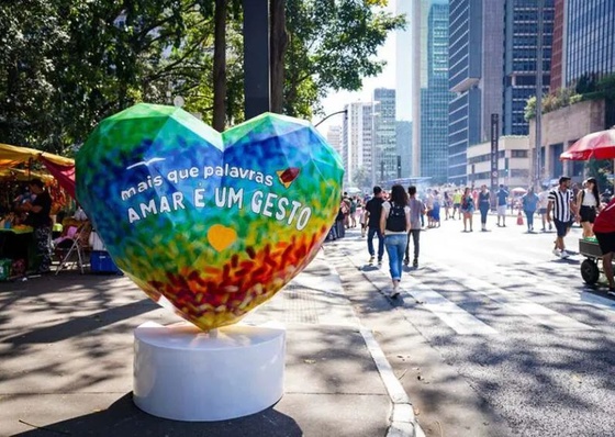 Exposição “Art of Love” espalha corações gigantes pelas ruas de SP