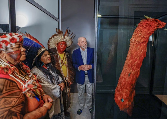 Dinamarca devuelve el manto sagrado tupinambá del siglo XVI a Brasil en medio de debates sobre su destino final