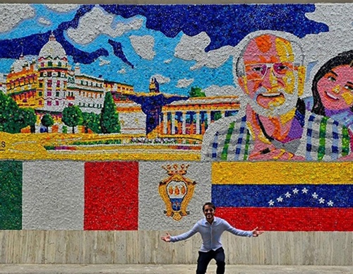 ARTISTA VENEZOLANO INAUGURÓ PRIMER MURAL DE TAPAS EN ITALIA