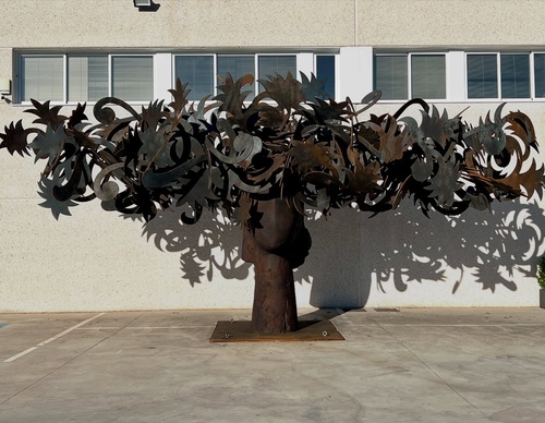sulpture by manolo valdes spain