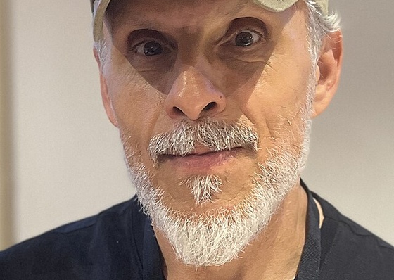 Gilmar Machado: El Caricaturista Cavernícola y la Lucha por la Justicia