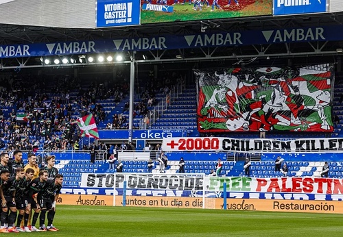 Impactante protesta de la afición del Alavés por Gaza con un cuadro de Pablo Picasso