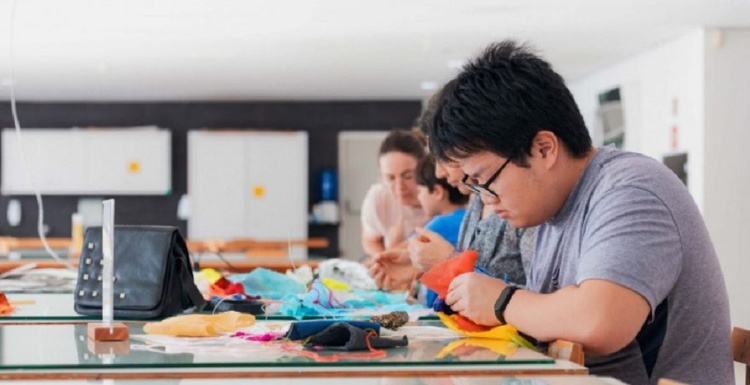 MON promotes painting workshop with artist Ronald Simon