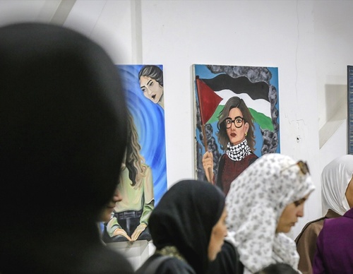 Exposición en Gaza refleja el dolor y la resiliencia a través del arte de niñas palestinas