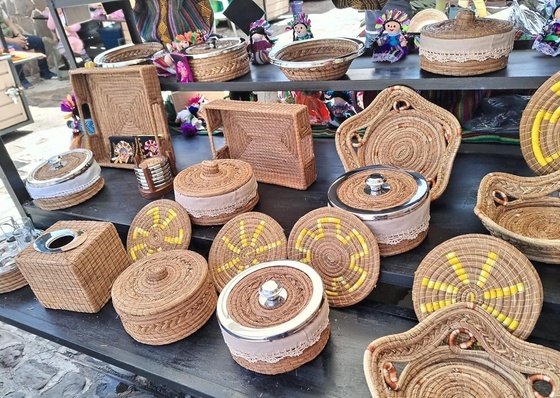 Innovan fusionando el metal con fibras vegetales para crear artesanías