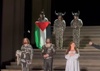 Artista com bandeira palestina na Ópera de Londres
