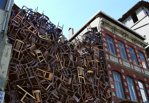 Doris Salcedo: El Silencio como Grito de Resistencia