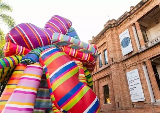 Color, sonido y movimiento, las señas de identidad de la argentina Marta Minujín