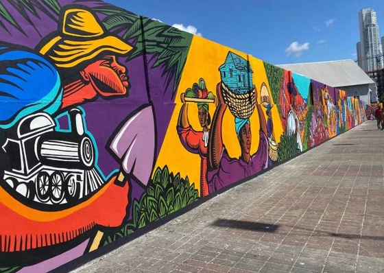 Um mural que conta a história do povo afro-caribenho no Panamá