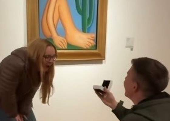 Douglas proposed in front of the painting "Abaporu" at Malba