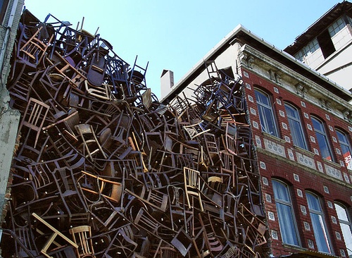 Doris Salcedo: El Silencio como Grito de Resistencia