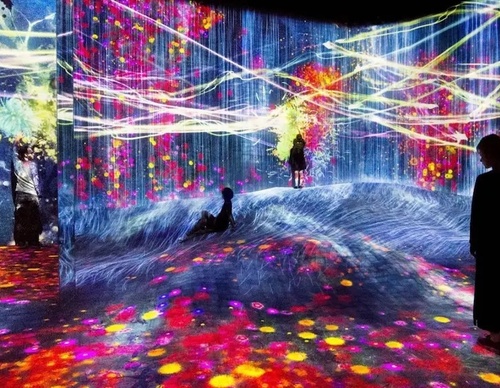 Smart Museums: Artistic Experiences with AI