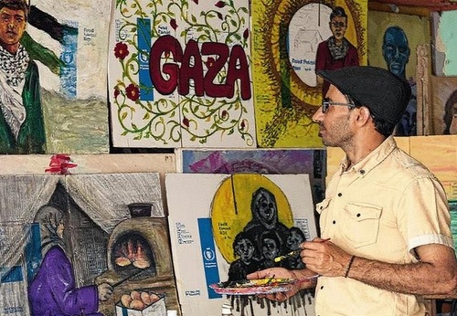 Artista palestino expõe obras pintadas em caixas de ajuda de Gaza