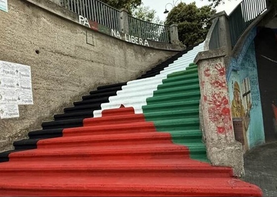Em Orgosolo, uma escadaria por Gaza