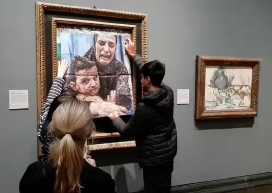 A obra de Picasso foi coberta com foto de Gaza