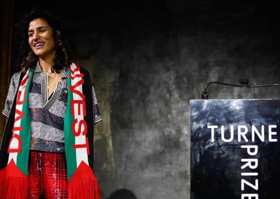 A artista escocesa Jasleen Kaur ganha o Prêmio Turner de 2024