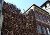Doris Salcedo: El Silencio como Grito de Resistencia