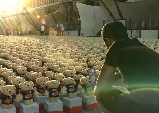 Instalação de arte usa 15 mil ursinhos de pelúcia