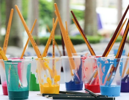 ¿Cuáles son los beneficios de estudiar arte en la escuela?