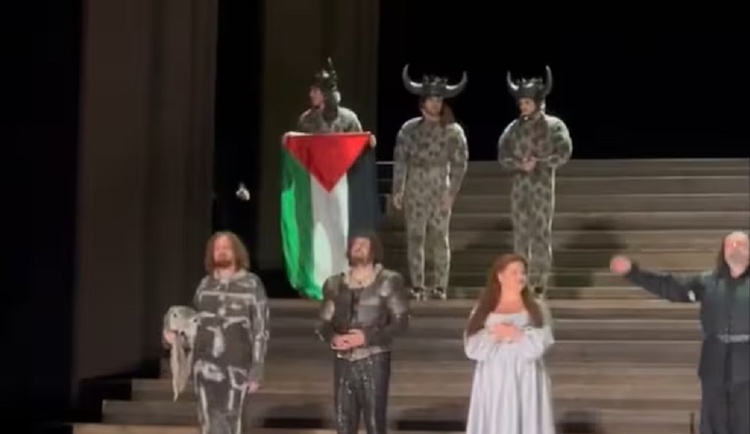 Artista com bandeira palestina na Ópera de Londres