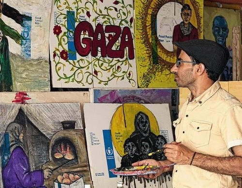Artista palestino expõe obras pintadas em caixas de ajuda de Gaza