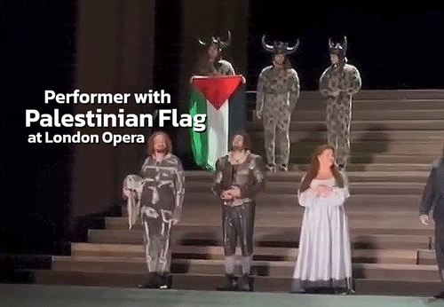 Artista com bandeira palestina na Ópera de Londres