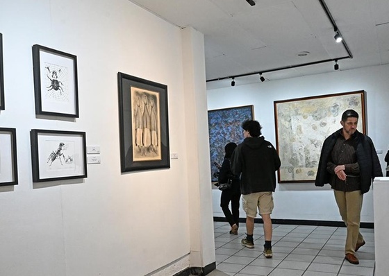 A exposição reúne obras de artistas mexicanos e cubanos
