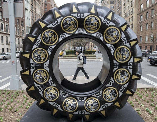 A mexicana Betsabeé Romero instala esculturas em Nova York