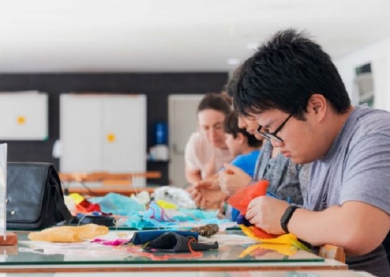 MON promotes painting workshop with artist Ronald Simon