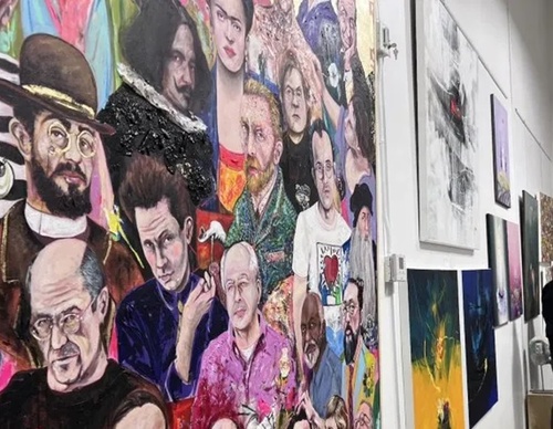 Muestra de arte en Miami explora atrevidos colores y fusiones temporales