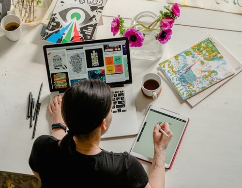 The Age of Connectivity and Collaboration in Digital Arts