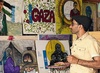 Artista palestino expõe obras pintadas em caixas de ajuda de Gaza