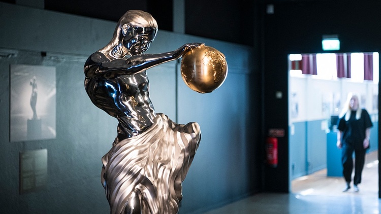 The impossible statue: a work of art created by artificial intelligence