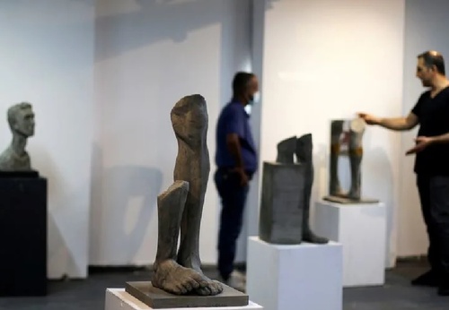 Artista palestino transforma escombros da guerra de Gaza em arte