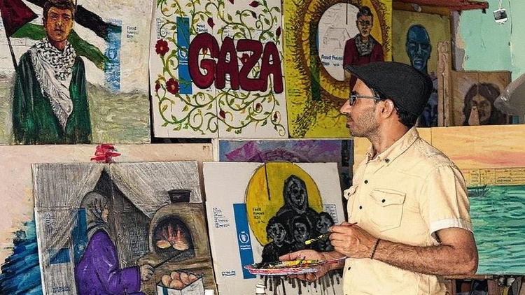 Artista palestino expõe obras pintadas em caixas de ajuda de Gaza