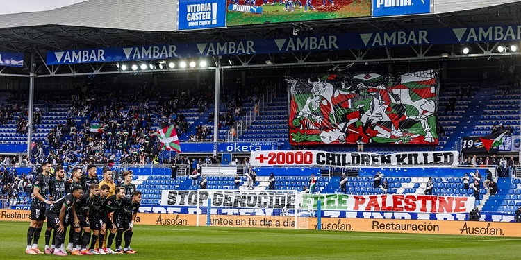 Protesto chocante dos adeptos do Alavés por Gaza com pintura de Pablo Picasso