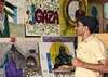 Artista palestino expõe obras pintadas em caixas de ajuda de Gaza