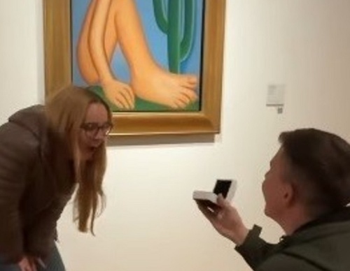 Douglas proposed in front of the painting "Abaporu" at Malba