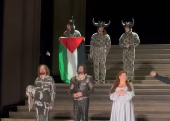 Artista com bandeira palestina na Ópera de Londres