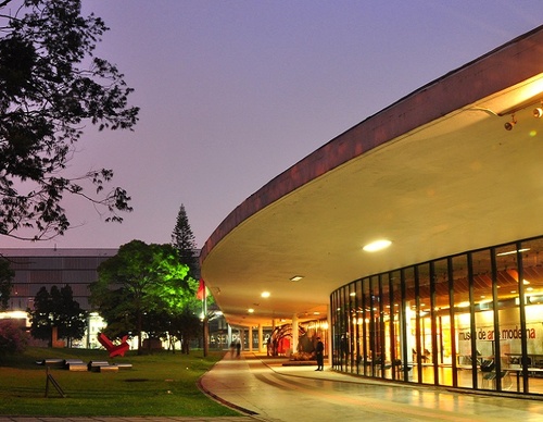 Exposición Yo, Tú y la Luna en el Museo de Arte Moderno de São Paulo