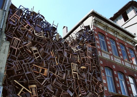 Doris Salcedo: El Silencio como Grito de Resistencia